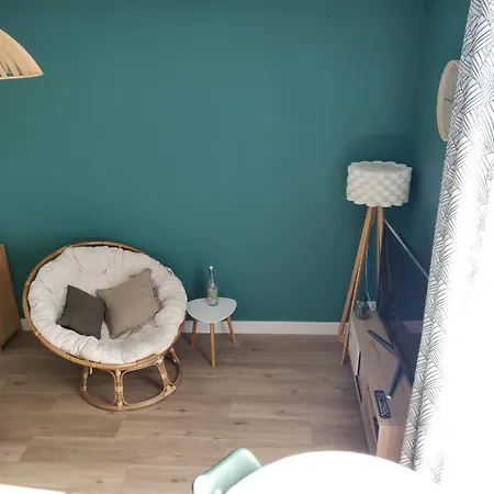 Scandinave - Proche Gare & Centre-ville - Stationnement - Cour Interieure Table & Chaises Apartment Saint-Brieuc