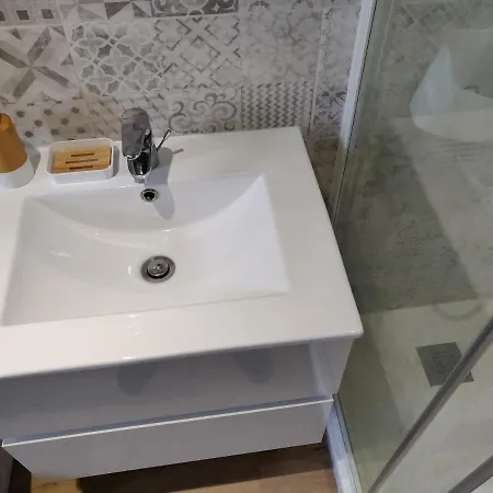 Scandinave - Proche Gare & Centre-ville - Stationnement - Cour Interieure Table & Chaises Apartment Saint-Brieuc